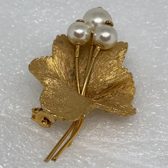 Vintage Roma pearl leaf and berries pin - Picture 4 of 4